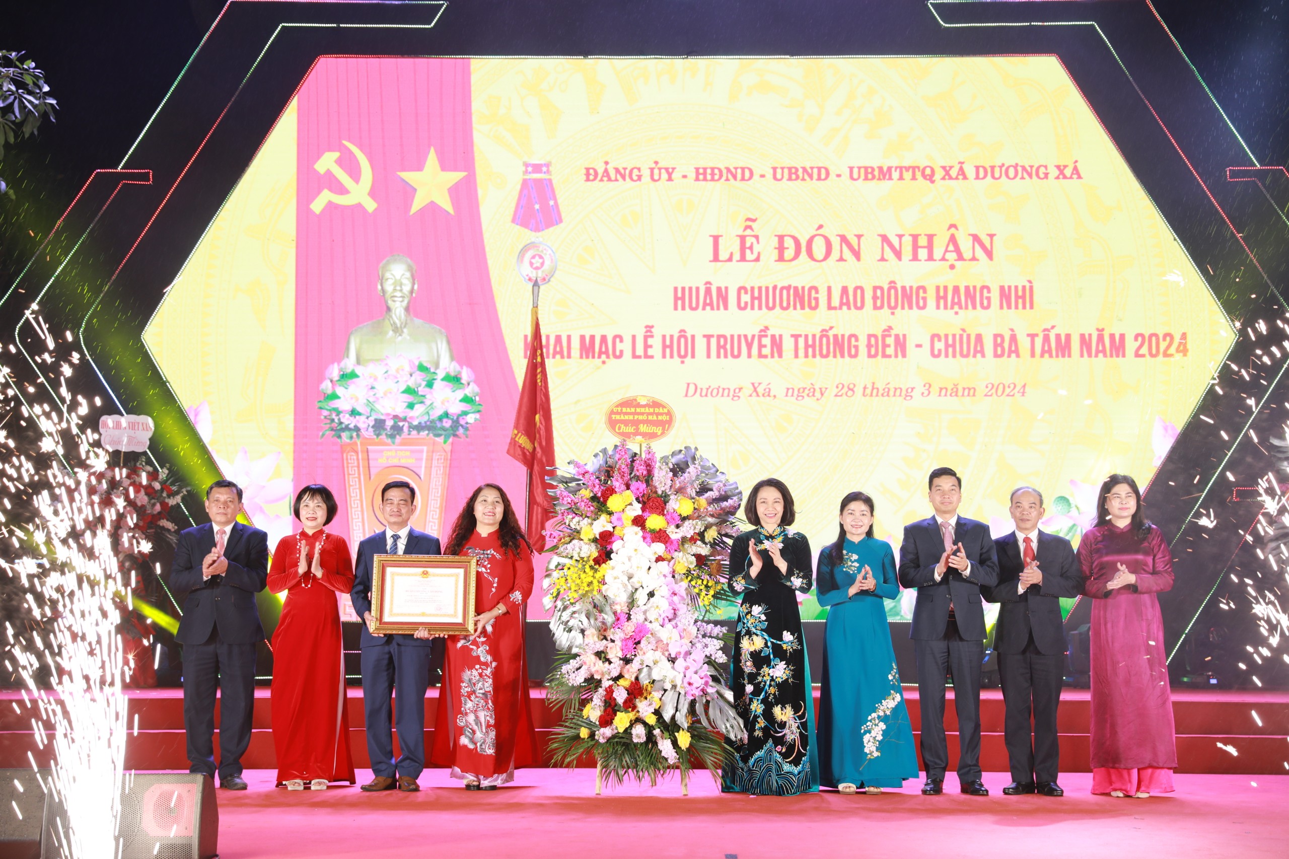 Phó Chủ tịch UBND thành phố Hà Nội Vũ Thu Hà trao Huân chương Lao động Hạng Nhì của Chủ tịch nước cho xã Dương Xá.